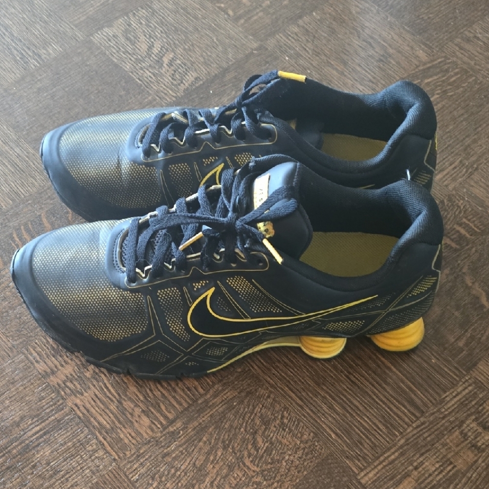RARE Nike Black and Yellow Livestrong Shox Running Shoes Men's 11.5